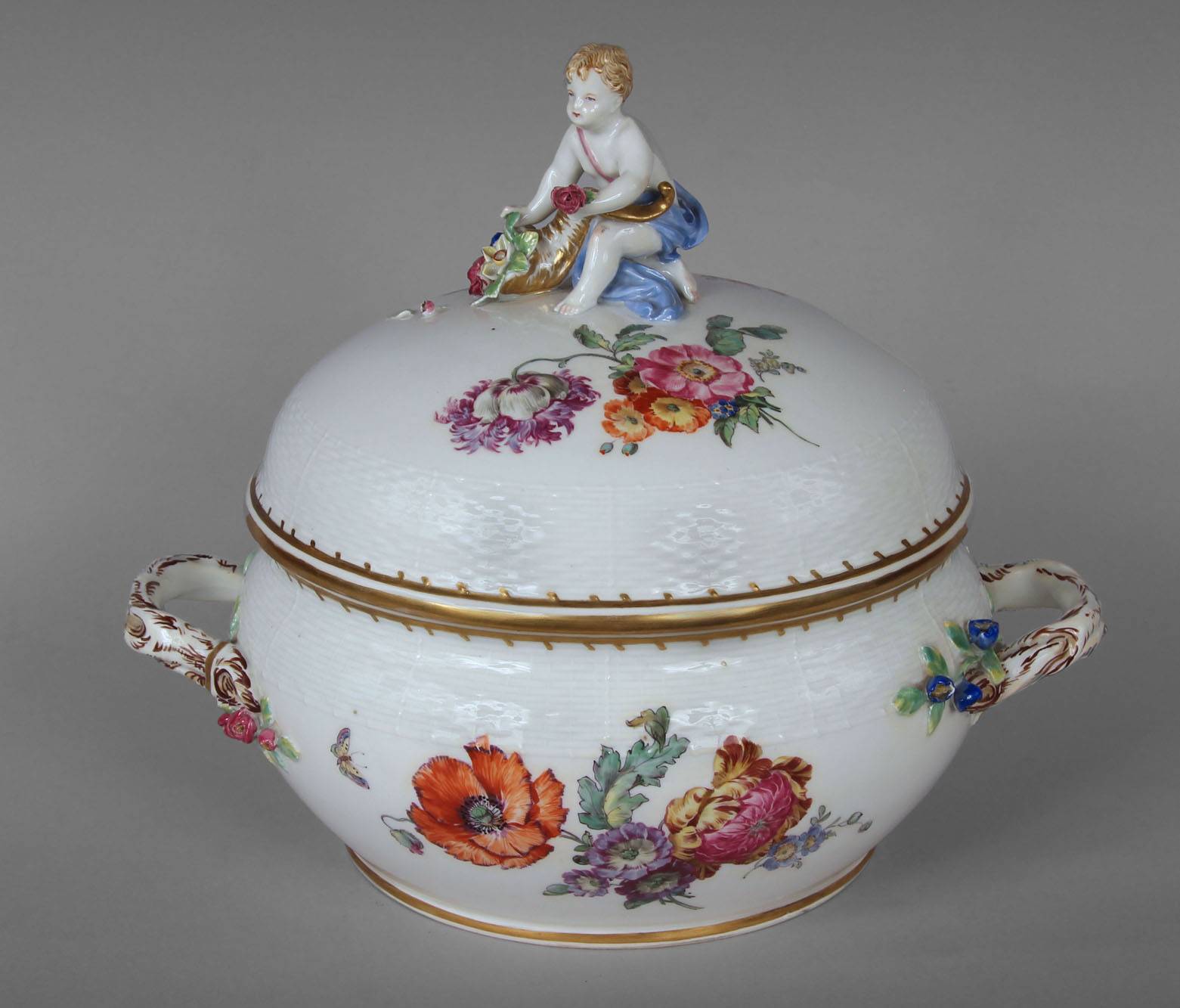  ANTIGUA SOPERA ALEMANA DE PORCELANA ESMALTADA. 