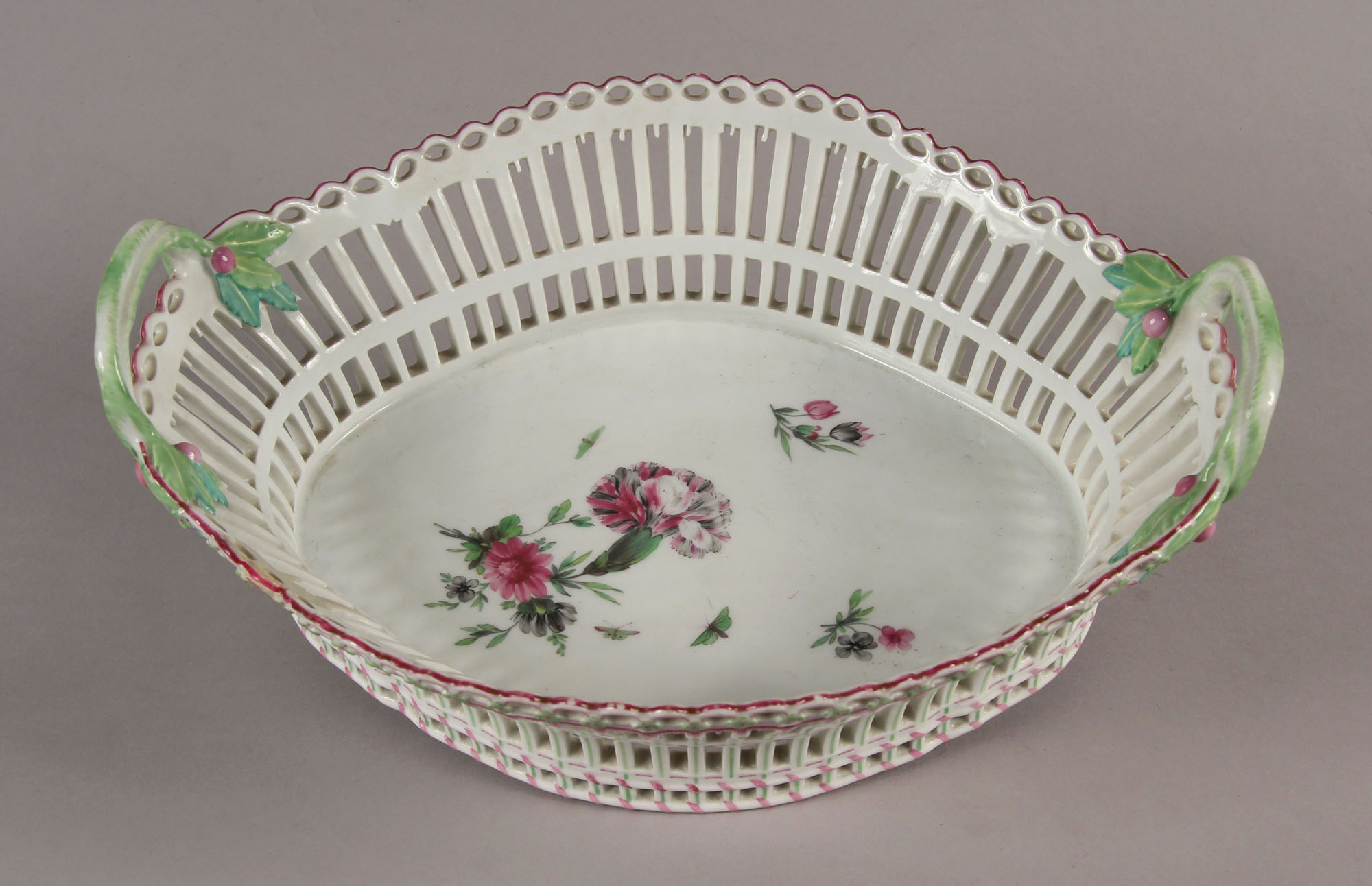  FRUTERA DE PORCELANA ALEMANA ESMALTADA. 