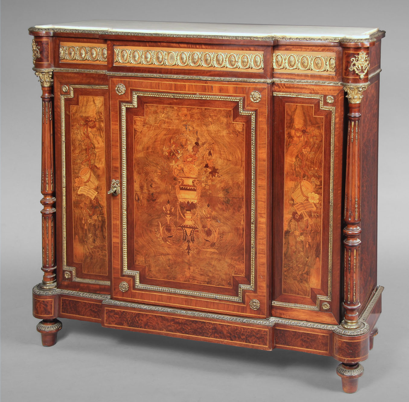  MUEBLE DE ARRIMO ESTILO FRANCES LUIS XVI. 