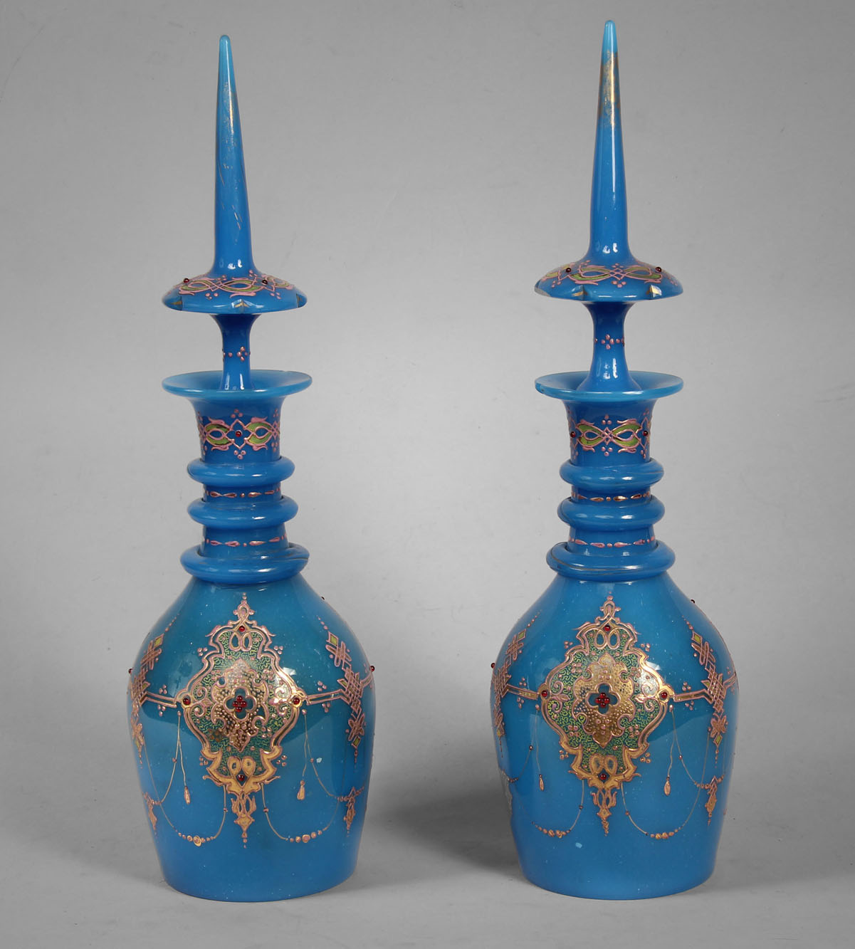  PAR DE ANTIGUOS BOTELLONES DE OPALINA AZUL CON SUS TAPONES.