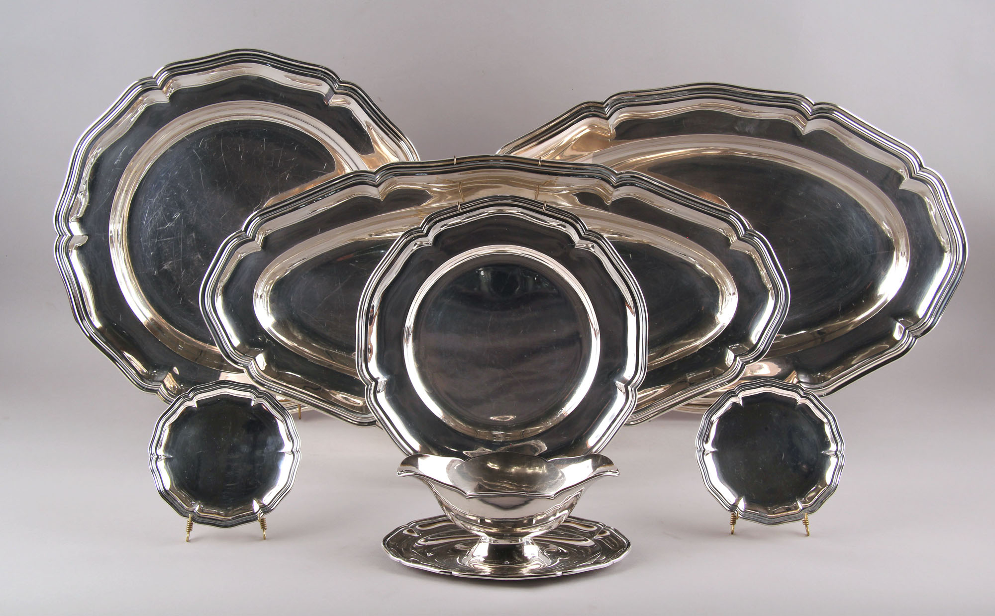  CONJUNTO DE PLATA 800 SELLADA PARA MESA. 