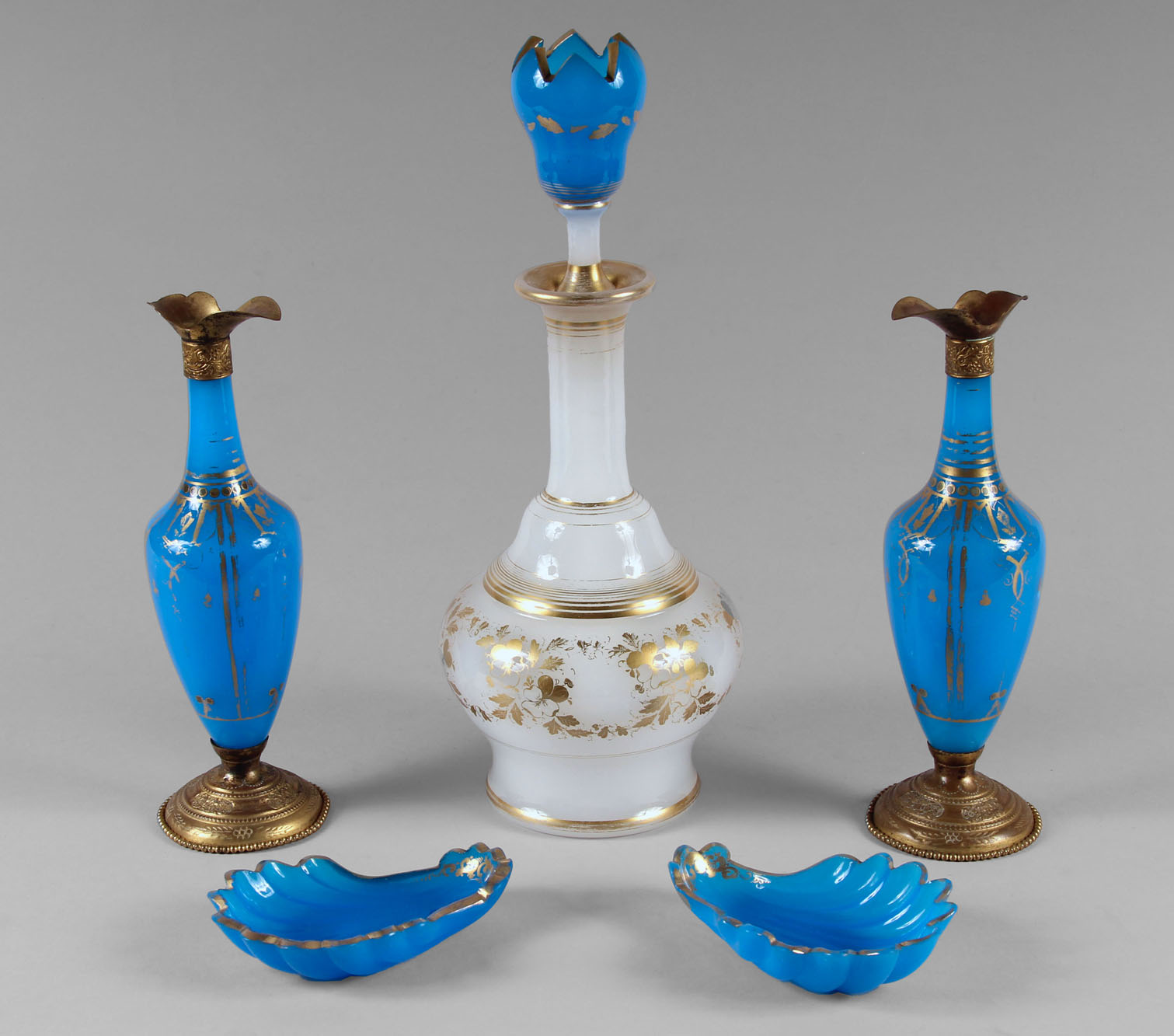 Lotes 529, 544 y 587: 
																		PAR DE PEQUEÑAS BOTELLAS DE OPALINA TURQUESA. 
																		ANTIGUO BOTELLON DE OPALINA CON SU TAPON. 
																		PAR DE CENTRITOS DE OPALINA EN FORMA DE SHELL. 