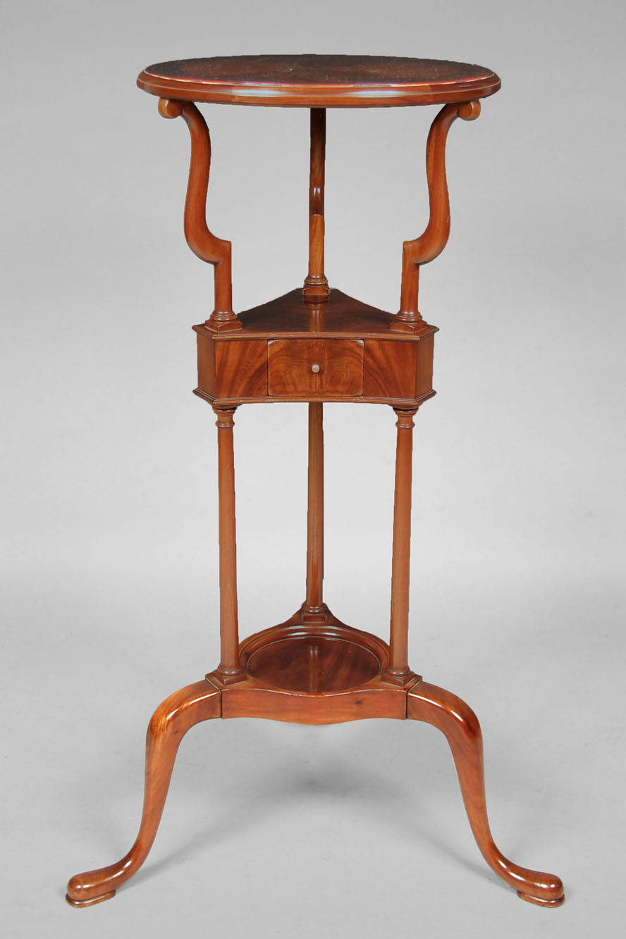  MESA PEDESTAL INGLESA ESTILO QUEEN ANNE. 