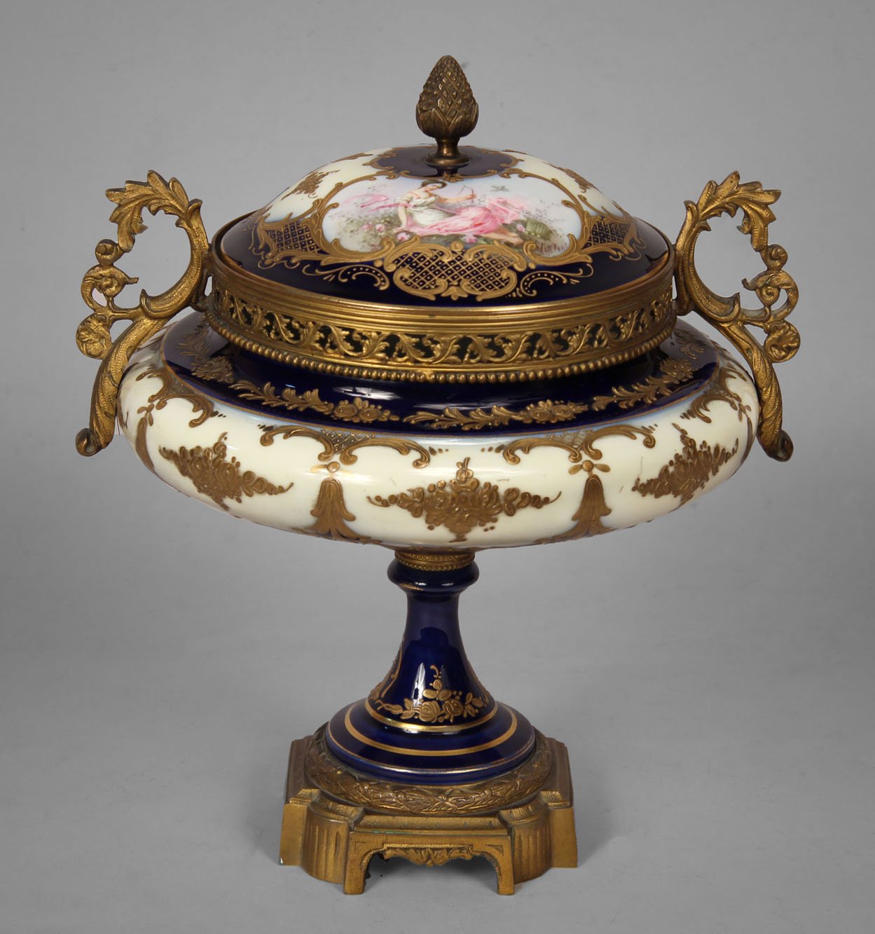  COPON DE PORCELANA FRANCESA DE SEVRES CON TAPA. 