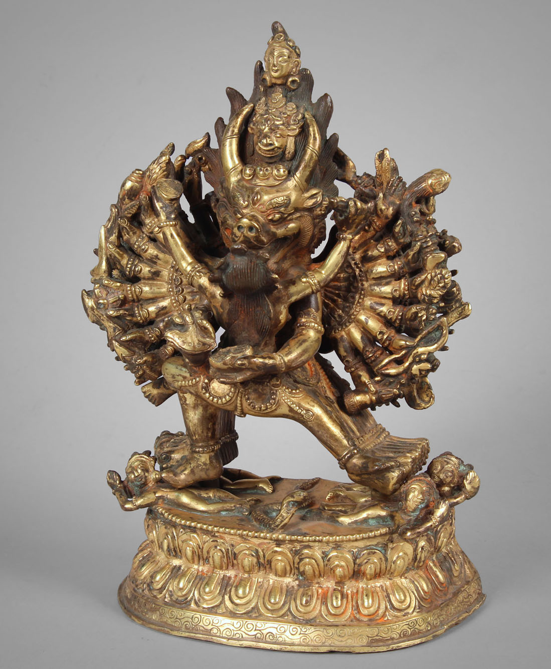  ANTIGUA FIGURA TIBETANA MAHAKALA DE BRONCE DORADO.