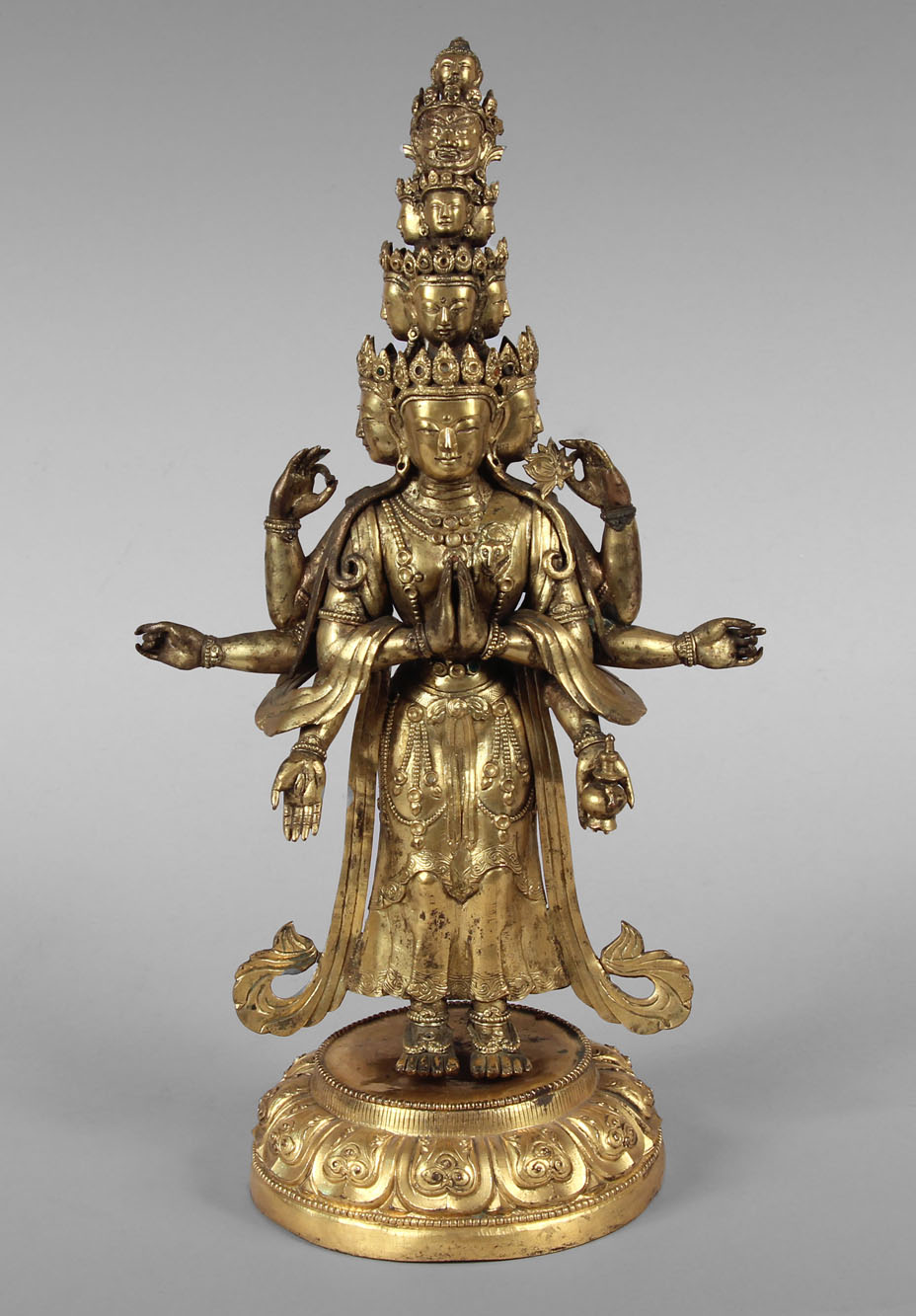  ANTIGUA FIGURA TIBETANA AVALOKITESHVARA DE BRONCE DORADO.