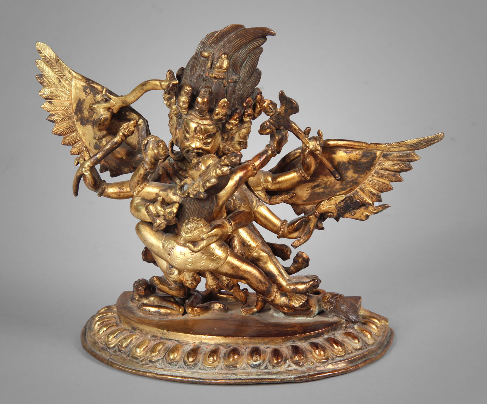  ANTIGUA FIGURA TIBETANA MAHAKALA DE BRONCE DORADO.