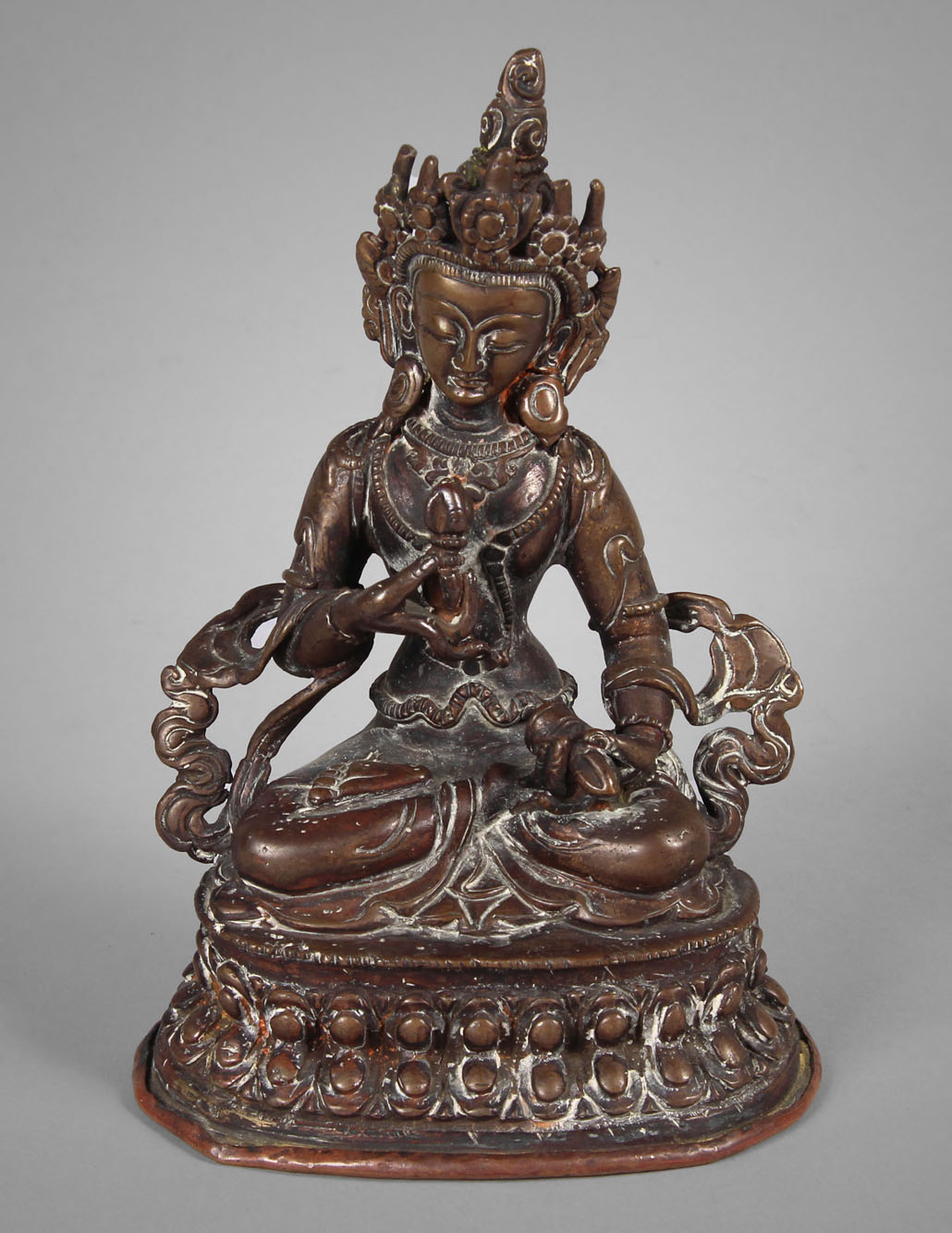  ANTIGUA FIGURA ORIENTAL TARA DE BRONCE PATINADO.