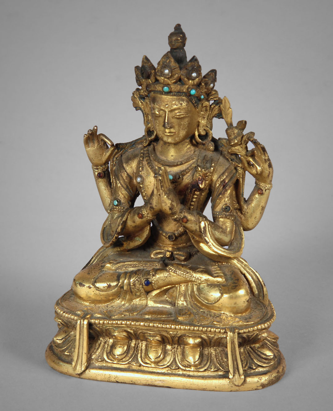  PEQUEÑA FIGURA TIBETANA BUDDHA DE BRONCE DORADO. 
