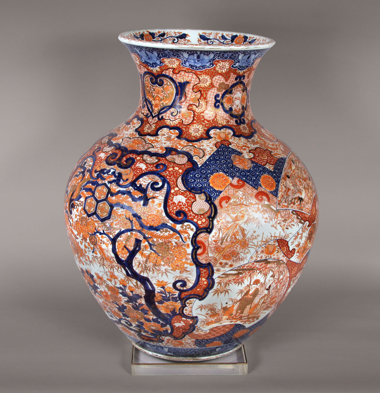  GRAN VASO DE ANTIGUA PORCELANA JAPONESA DE IMARI. 