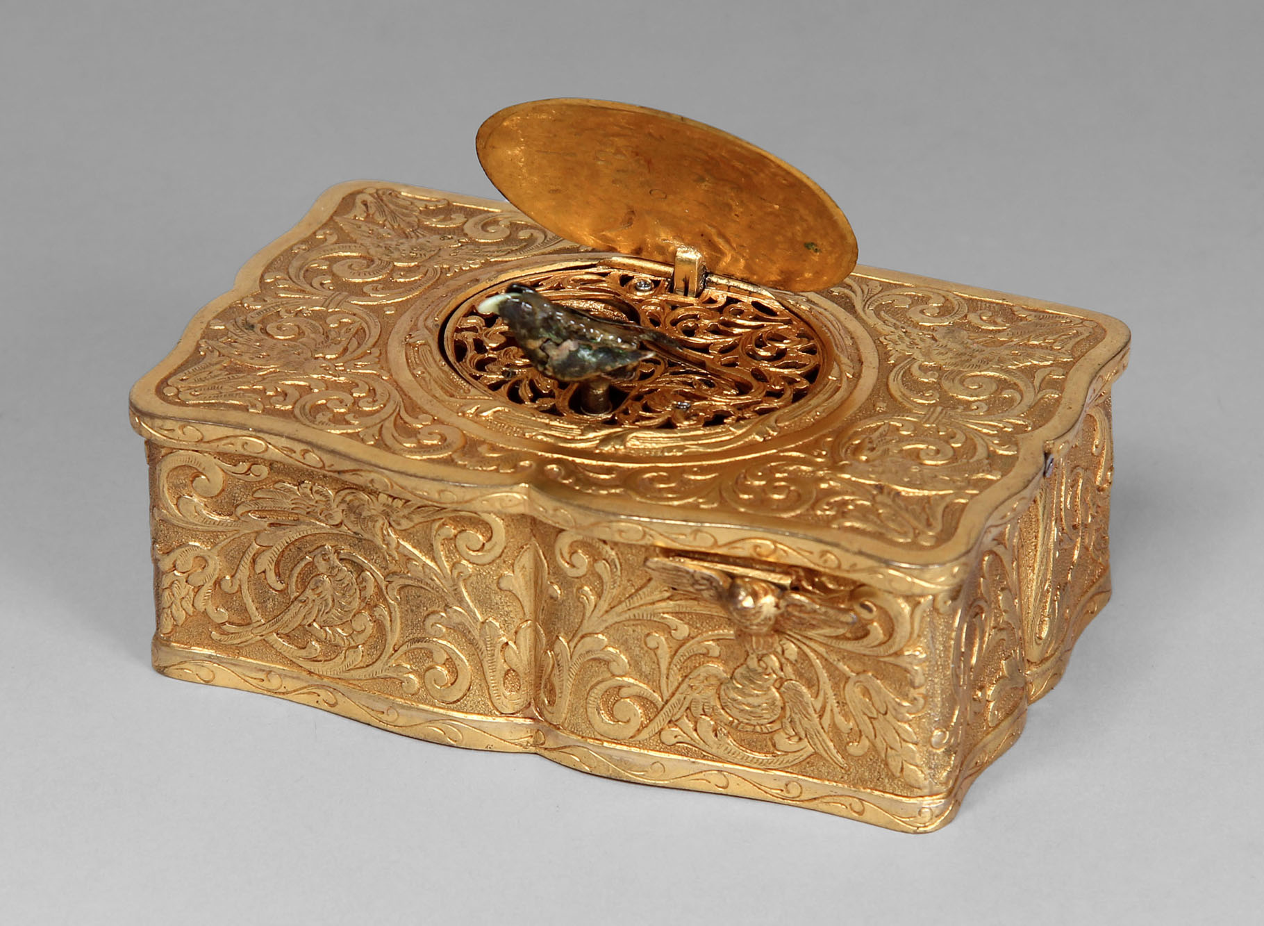 ANTIGUA CAJA EUROPEA CON MECANISMO MUSICAL. ANTIGUA CAJA EUROPEA CON MECANISMO MUSICAL.