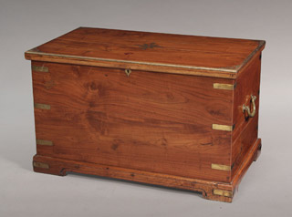 Lote 198: PEQUEÑO BAUL INGLES DE FORMA RECTANGULAR CON TAPA.  PEQUEÑO BAUL INGLES DE FORMA RECTANGULAR CON TAPA. 