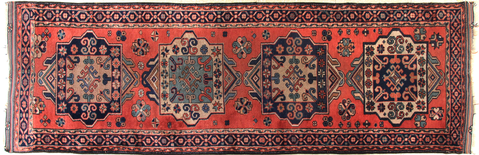  ALFOMBRA CAMINO KAZAK DE LANA TEJIDA A MANO. 