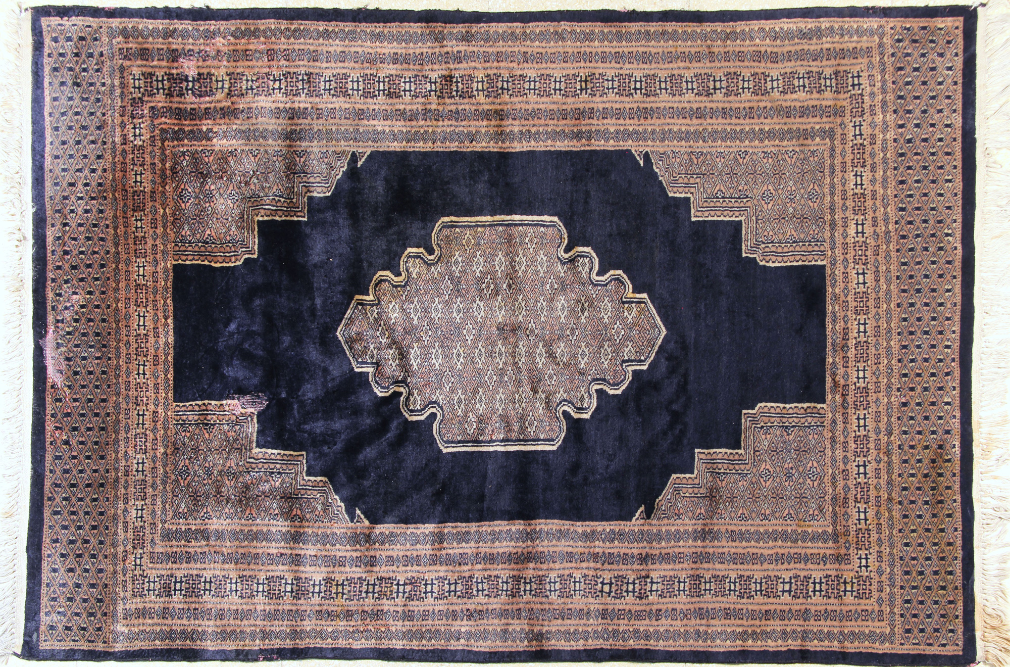 PEQUEÑA ALFOMBRA PAKISTANI DE LANA TEJIDA A MANO. PEQUEÑA ALFOMBRA PAKISTANI DE LANA TEJIDA A MANO.