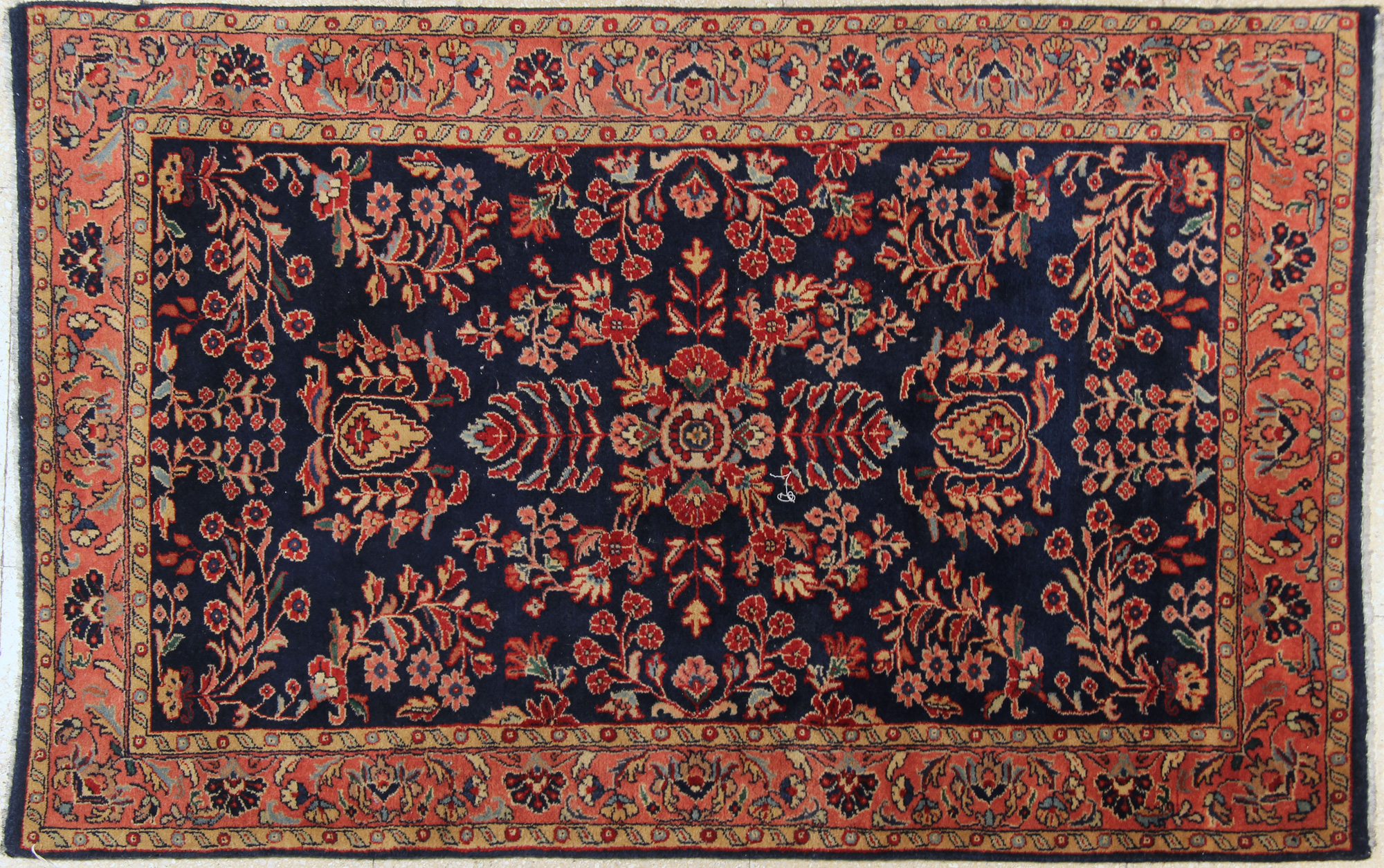 PEQUEÑA ALFOMBRA PERSA DE LANA TEJIDA A MANO. PEQUEÑA ALFOMBRA PERSA DE LANA TEJIDA A MANO.