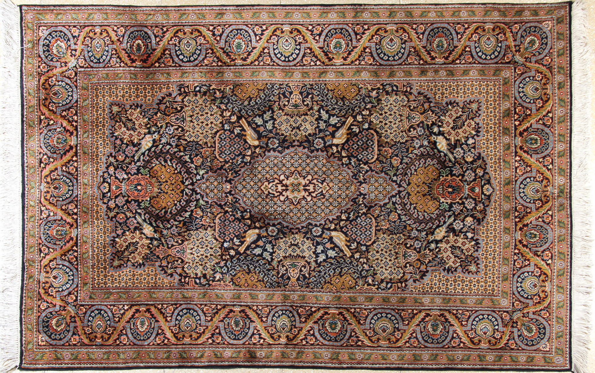 ALFOMBRA PERSA DE LANA Y SEDA TEJIDA A MANO. ALFOMBRA PERSA DE LANA Y SEDA TEJIDA A MANO.