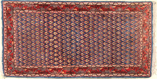 Lote 295: PEQUEÑA ALFOMBRA PERSA TABRIZ DE LANA TEJIDA A MANO.  PEQUEÑA ALFOMBRA PERSA TABRIZ DE LANA TEJIDA A MANO. 