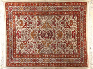 Lote 303: PEQUEÑA ALFOMBRA PERSA DE LANA TEJIDA A MANO.  PEQUEÑA ALFOMBRA PERSA DE LANA TEJIDA A MANO. 