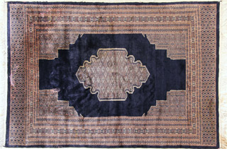 Lote 308: PEQUEÑA ALFOMBRA PAKISTANI DE LANA TEJIDA A MANO.  PEQUEÑA ALFOMBRA PAKISTANI DE LANA TEJIDA A MANO. 