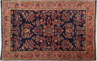 Lote 304: PEQUEÑA ALFOMBRA PERSA DE LANA TEJIDA A MANO.  PEQUEÑA ALFOMBRA PERSA DE LANA TEJIDA A MANO. 