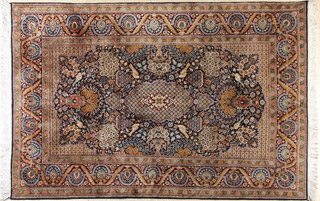 Lote 271: ALFOMBRA PERSA DE LANA Y SEDA TEJIDA A MANO.  ALFOMBRA PERSA DE LANA Y SEDA TEJIDA A MANO. 