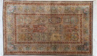 Lote 277: ALFOMBRA PERSA DE ORACION EN LANA Y SEDA TEJIDA A MANO.  ALFOMBRA PERSA DE ORACION EN LANA Y SEDA TEJIDA A MANO. 