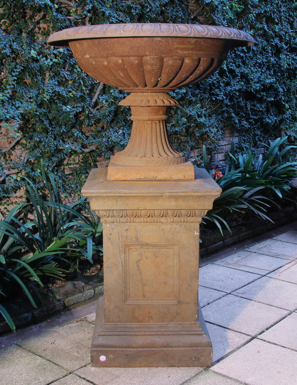 PAR DE ANTIGUOS COPONES DE HIERRO SOBRE PEDESTALES. PAR DE ANTIGUOS COPONES DE HIERRO SOBRE PEDESTALES.