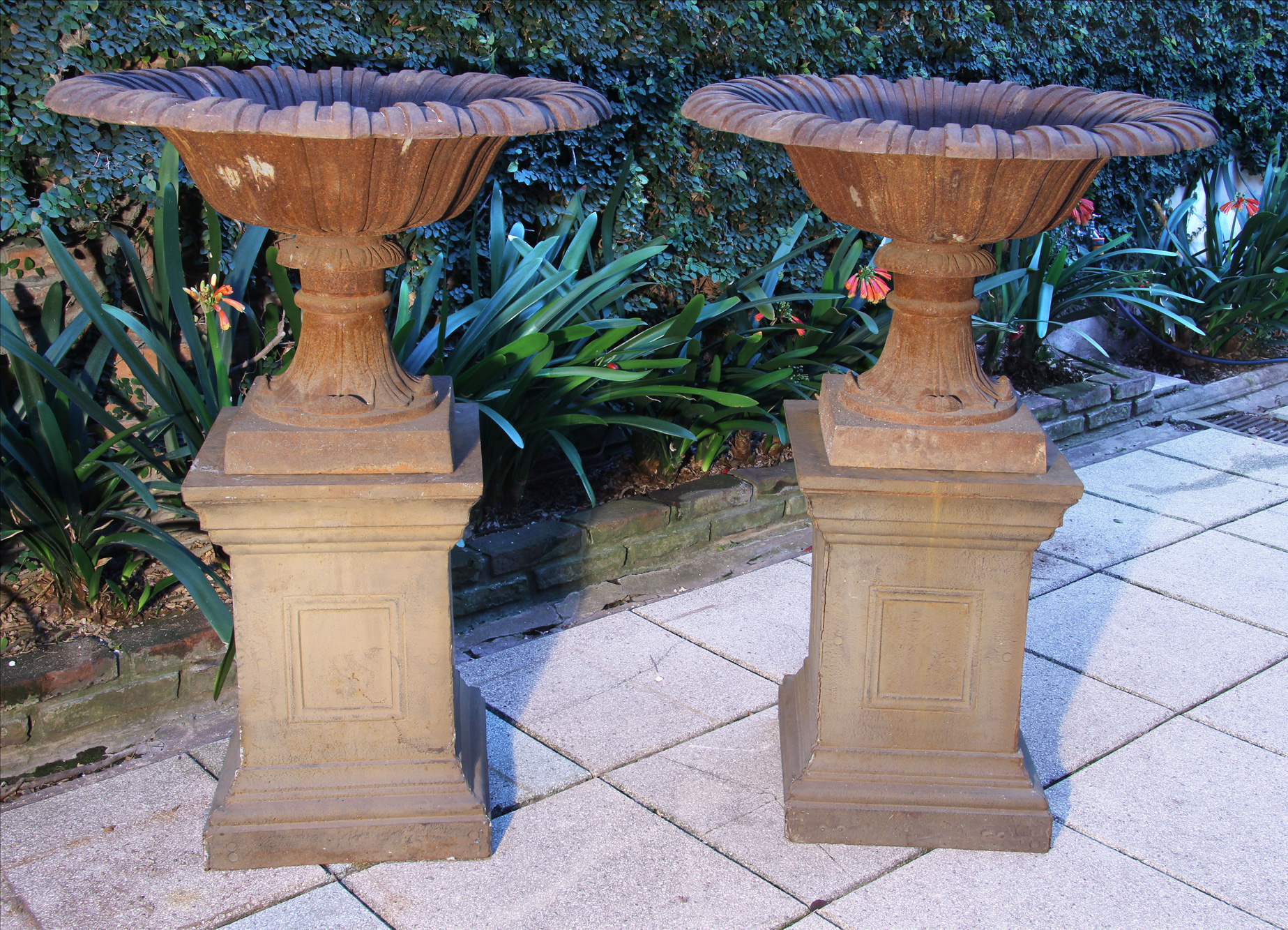 PAR DE ANTIGUOS COPONES DE HIERRO SOBRE PEDESTALES. PAR DE ANTIGUOS COPONES DE HIERRO SOBRE PEDESTALES.