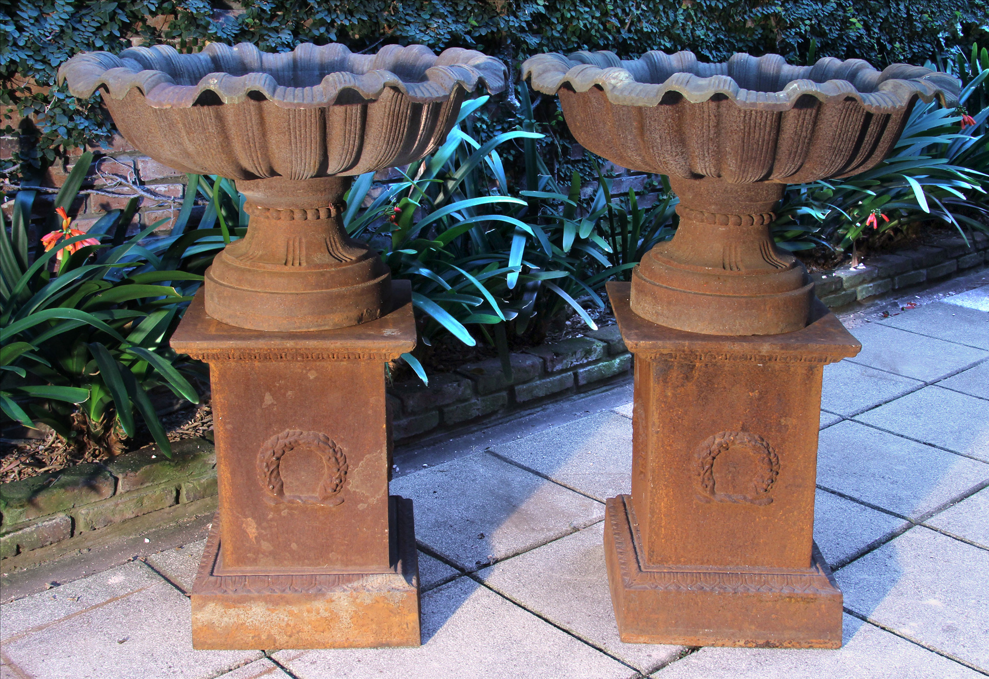 PAR DE ANTIGUOS COPONES DE HIERRO SOBRE PEDESTALES. PAR DE ANTIGUOS COPONES DE HIERRO SOBRE PEDESTALES.