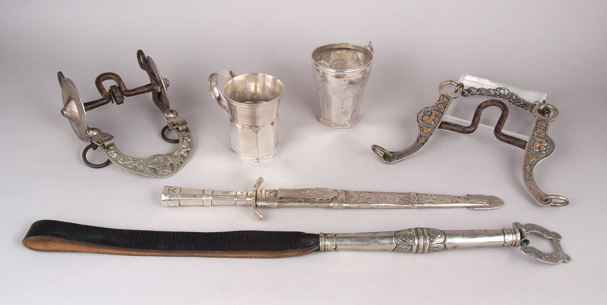 Lotes 353, 357, 354, 355:
ANTIGUO FRENO DE COPA PORTEÑO CON INICIALES F.A.
PAR DE ANTIGUOS JARROS COLONIALES CINCELADOS
ANTIGUO FRENO LITORALEÑO DEL SIGLO XIX.
ANTIGUO FACON PORTEÑO CON PUNZON DE PLATERO GALASSO. Lotes 353, 357, 354, 355:
ANTIGUO FRENO DE COPA PORTEÑO CON INICIALES F.A.
PAR DE ANTIGUOS JARROS COLONIALES CINCELADOS
ANTIGUO FRENO LITORALEÑO DEL SIGLO XIX.
ANTIGUO FACON PORTEÑO CON PUNZON DE PLATERO GALASSO.