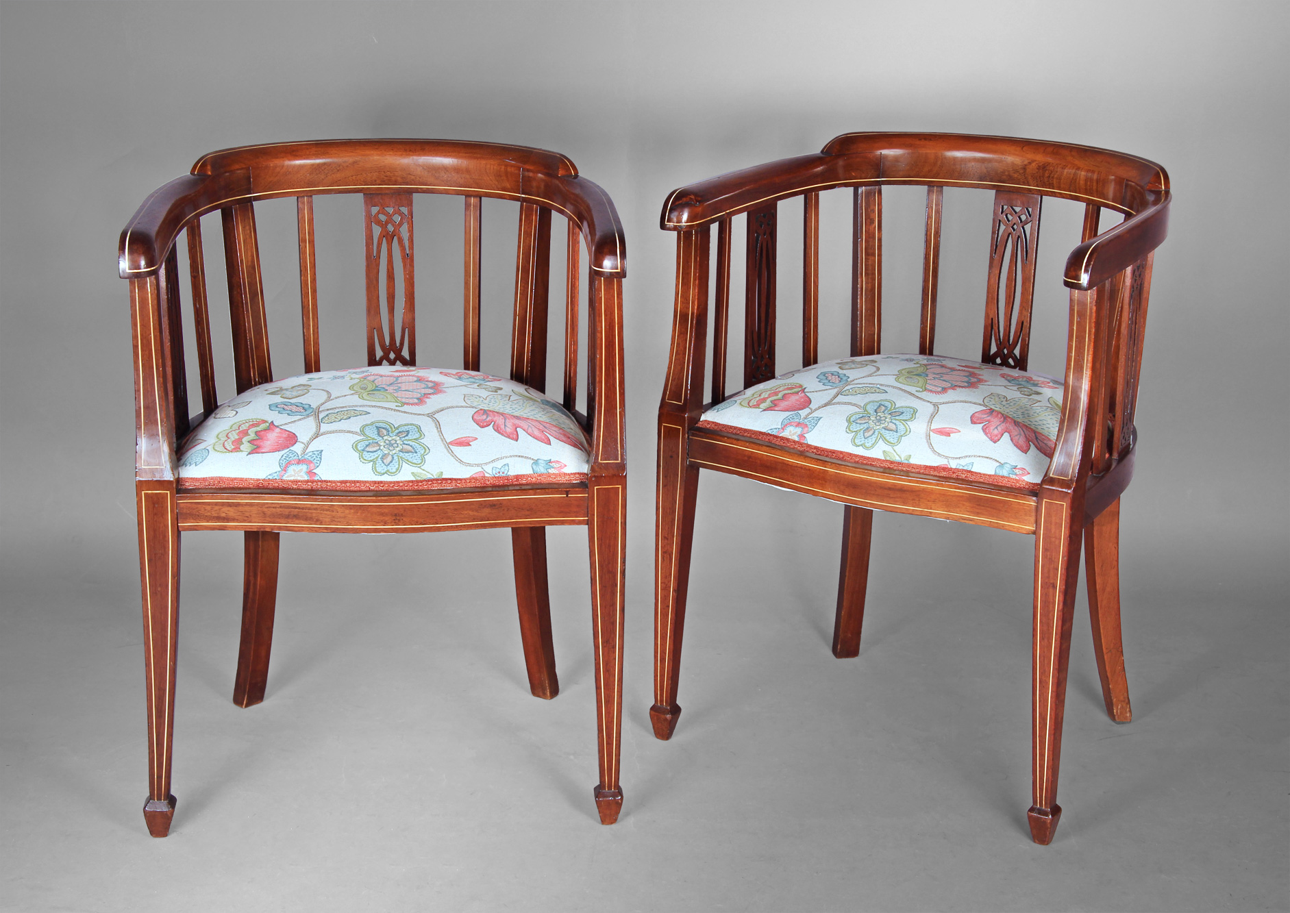 PAR DE SILLONCITOS DE ESTILO INGLES EDUARDIANO. PAR DE SILLONCITOS DE ESTILO INGLES EDUARDIANO.