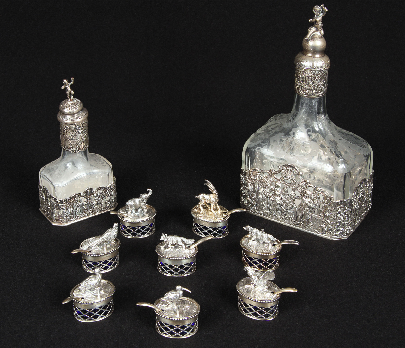 Lotes 578 y 579:
DOS BOTELLONES GRABADOS DIFERENTES TAMAÑOS.
OCHO PEQUEÑOS SALEROS CON TAPA Y CUCHARITA. Lotes 578 y 579:
DOS BOTELLONES GRABADOS DIFERENTES TAMAÑOS.
OCHO PEQUEÑOS SALEROS CON TAPA Y CUCHARITA.