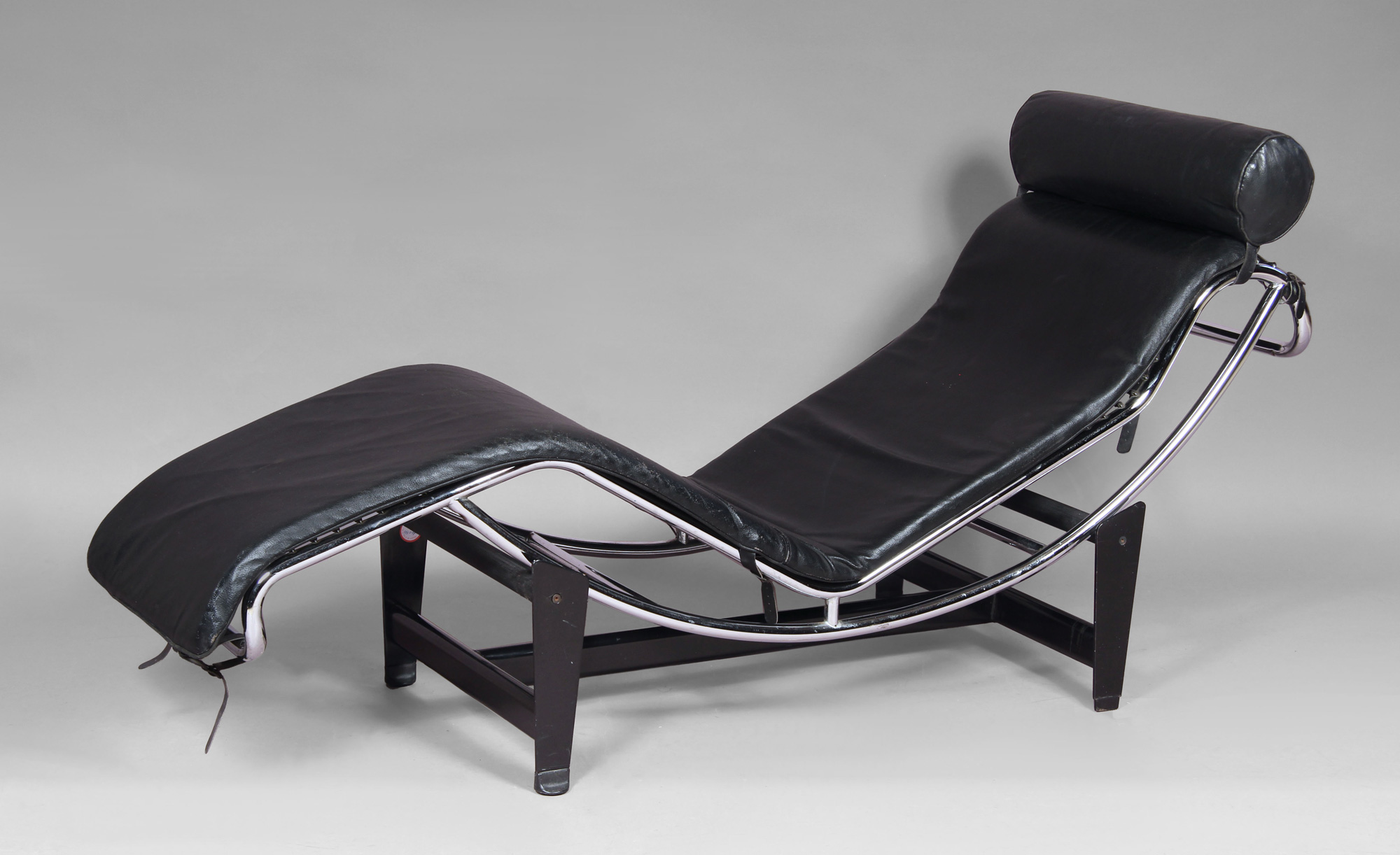 CHAISE LONGUE MODELO DE LE CORBUSIER. CHAISE LONGUE MODELO DE LE CORBUSIER.