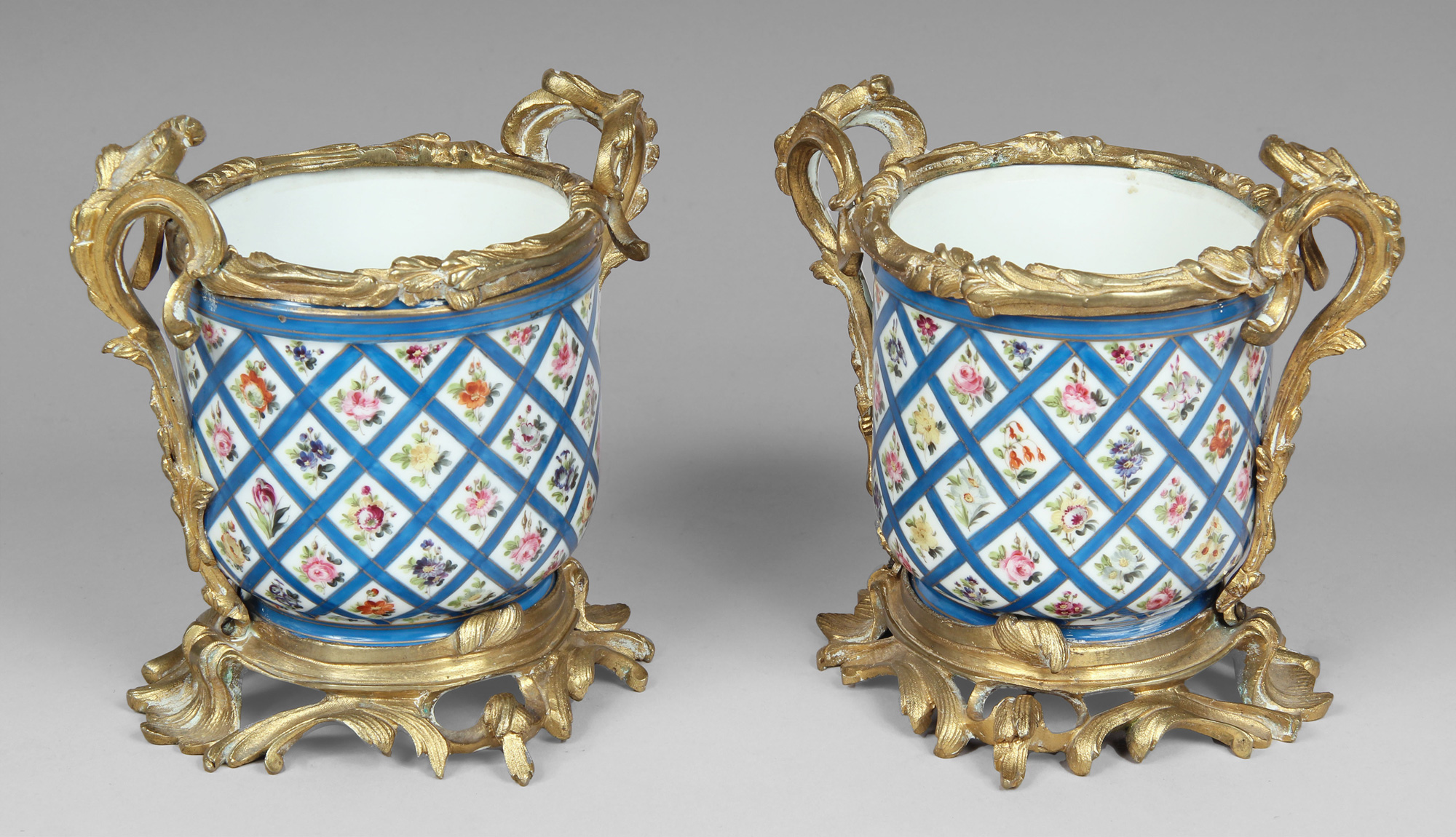 PAR DE CENTROS DE PORCELANA FRANCESA ESMALTADA. PAR DE CENTROS DE PORCELANA FRANCESA ESMALTADA.