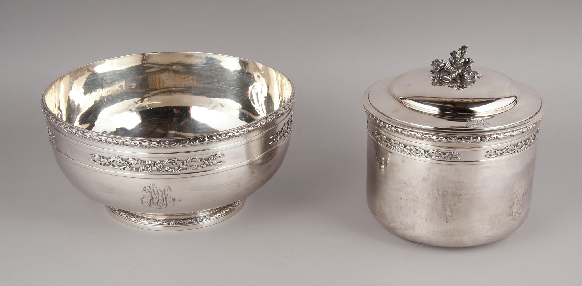 Lotes 426 y 427:
CENTRO FRUTERA DE PLATA FRANCESA SELLADA.
BIZCOCHERA DE PLATA FRANCESA SELLADA CON TAPA. Lotes 426 y 427:
CENTRO FRUTERA DE PLATA FRANCESA SELLADA.
BIZCOCHERA DE PLATA FRANCESA SELLADA CON TAPA.