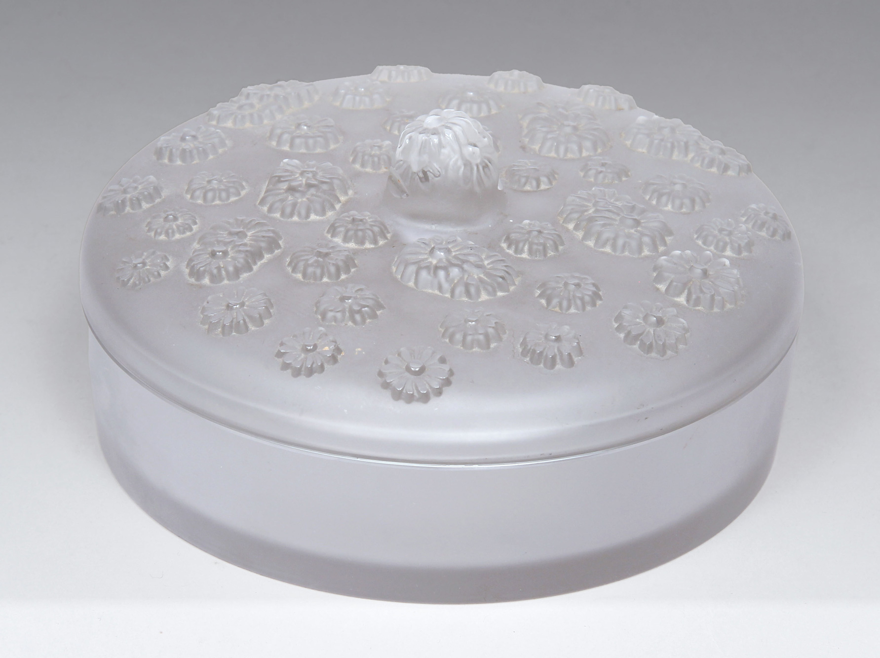 BOMBONERA FRANCESA DE VIDRIO ARTISTICO LALIQUE CON TAPA. BOMBONERA FRANCESA DE VIDRIO ARTISTICO LALIQUE CON TAPA.