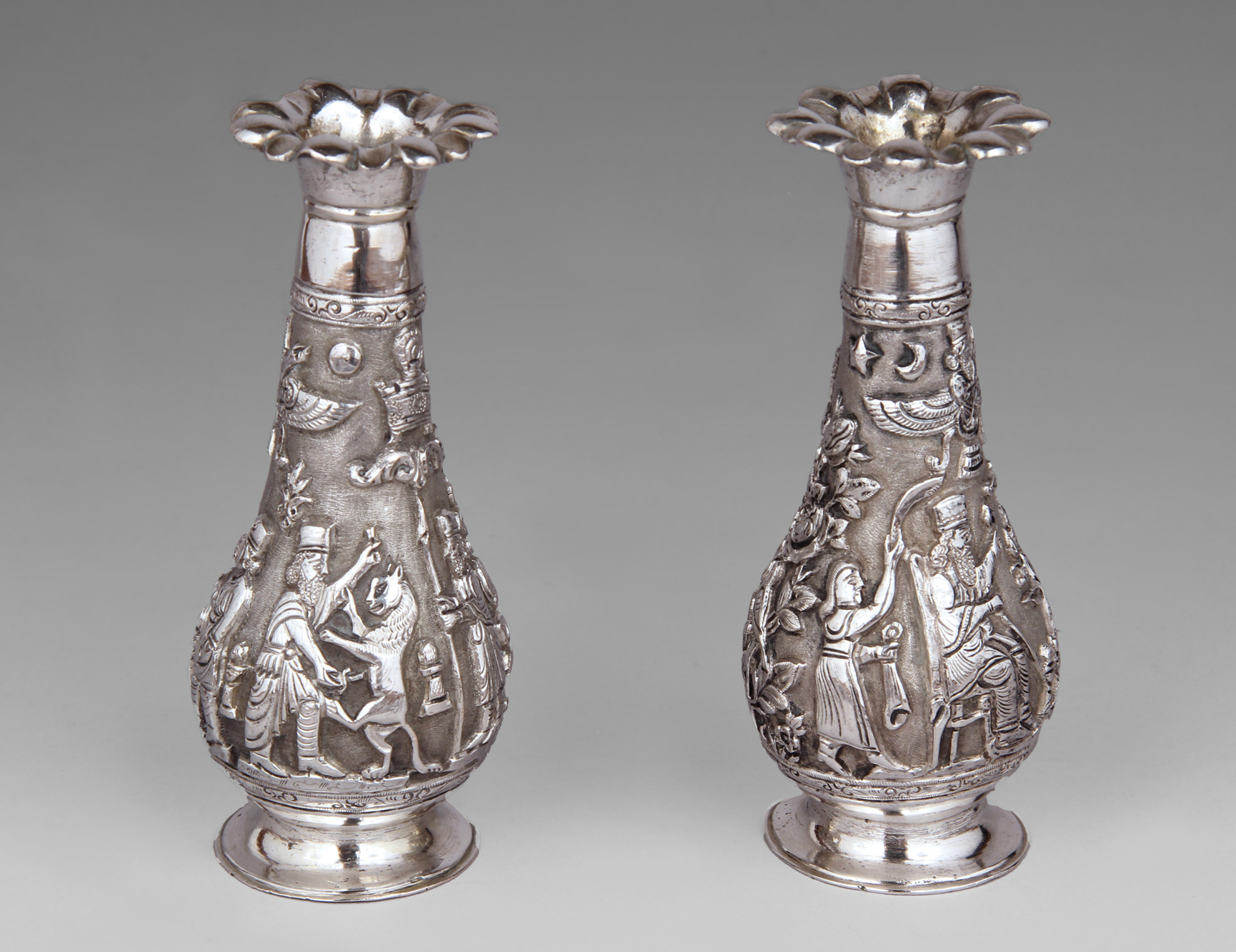 PAR DE VIOLETEROS EUROPEOS CINCELADOS. PAR DE VIOLETEROS EUROPEOS CINCELADOS.