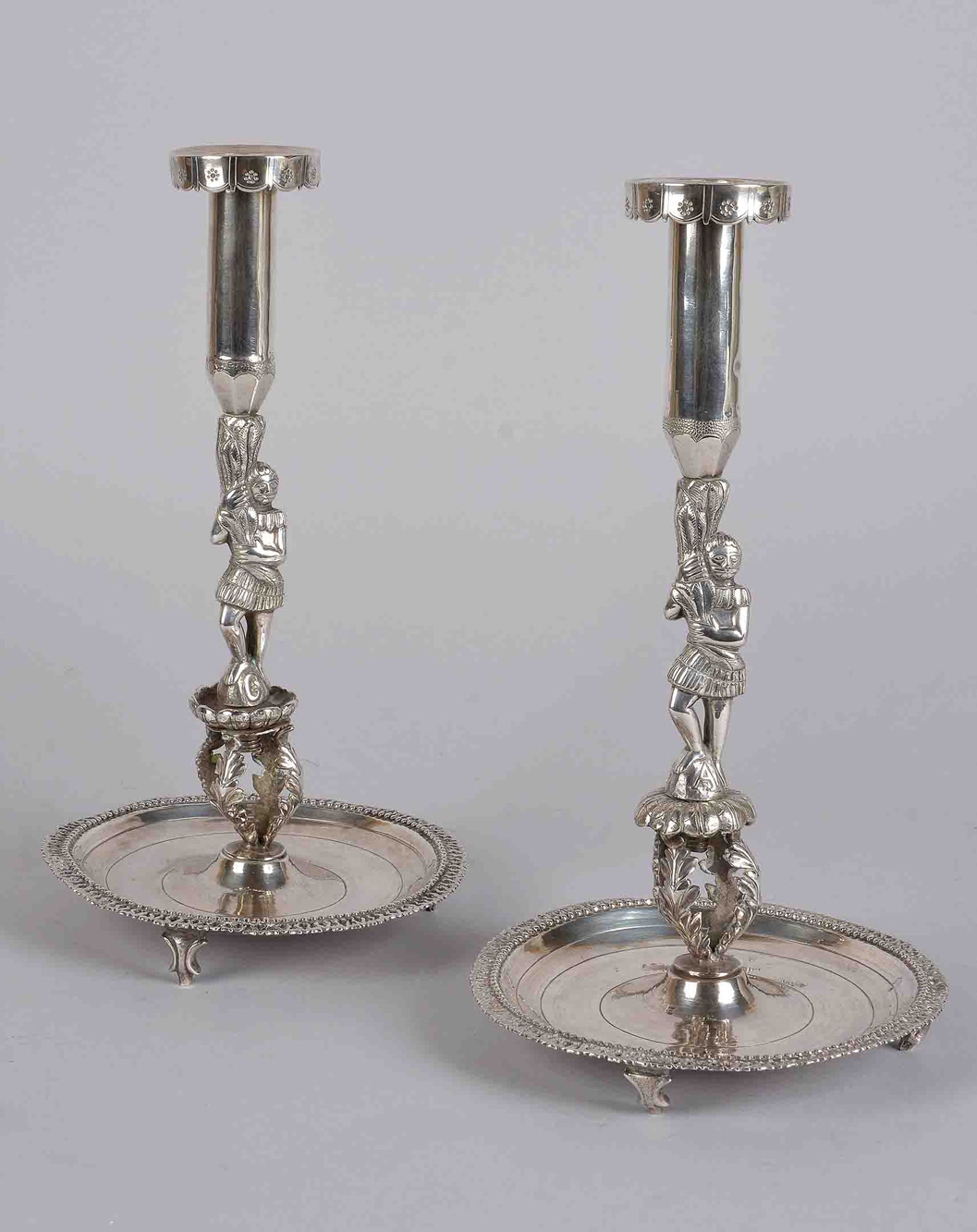 PAR DE ANTIGUOS CANDELEROS COLONIALES. PAR DE ANTIGUOS CANDELEROS COLONIALES.