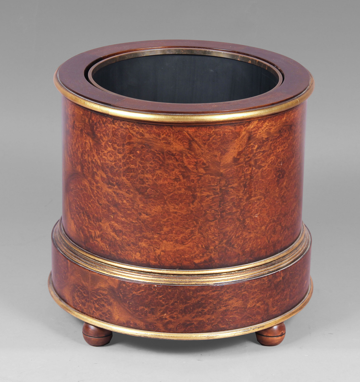 MACETERO CILINDRICO DE ESTILO INGLES. MACETERO CILINDRICO DE ESTILO INGLES.