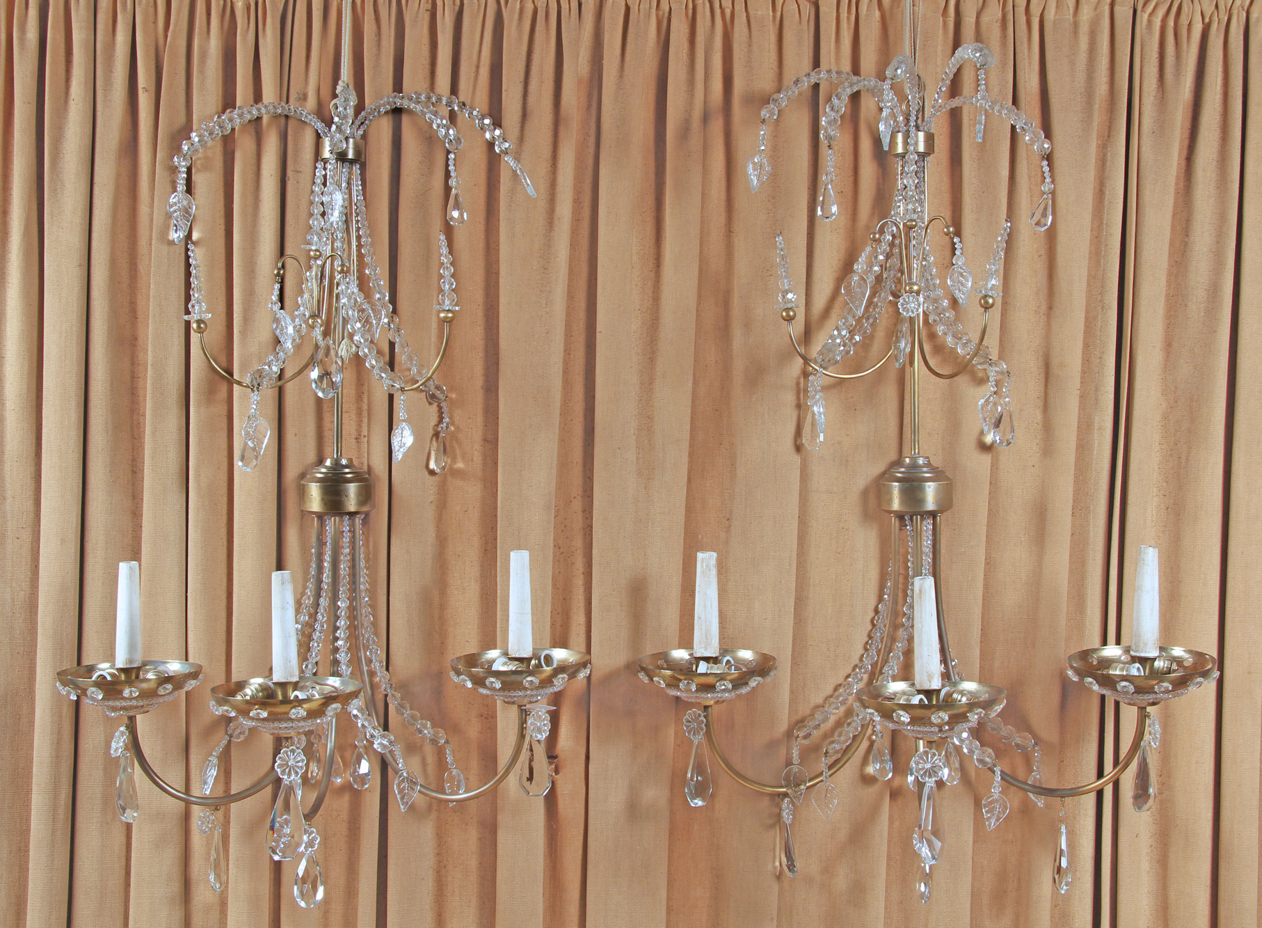 PAR DE APPLIQUES ESTILO FRANCES CON ARMAZON DE BRONCE. PAR DE APPLIQUES ESTILO FRANCES CON ARMAZON DE BRONCE.