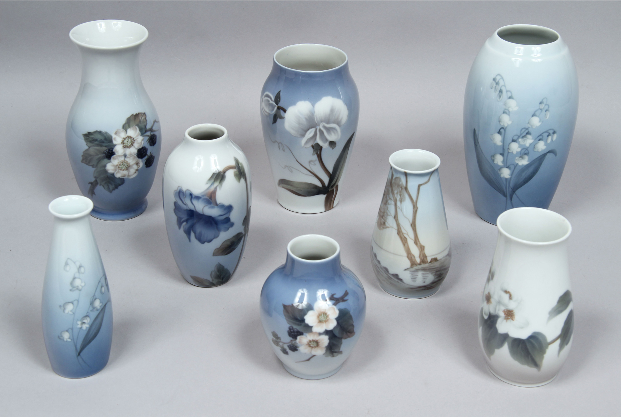 Lotes 564 y 545:
TRES VASOS DE PORCELANA DINAMARQUESA ROYAL COPENHAGEN.
CINCO VASOS DE PORCELANA DINAMARQUESA ROYAL COPENHAGEN. Lotes 564 y 545:
TRES VASOS DE PORCELANA DINAMARQUESA ROYAL COPENHAGEN.
CINCO VASOS DE PORCELANA DINAMARQUESA ROYAL COPENHAGEN.