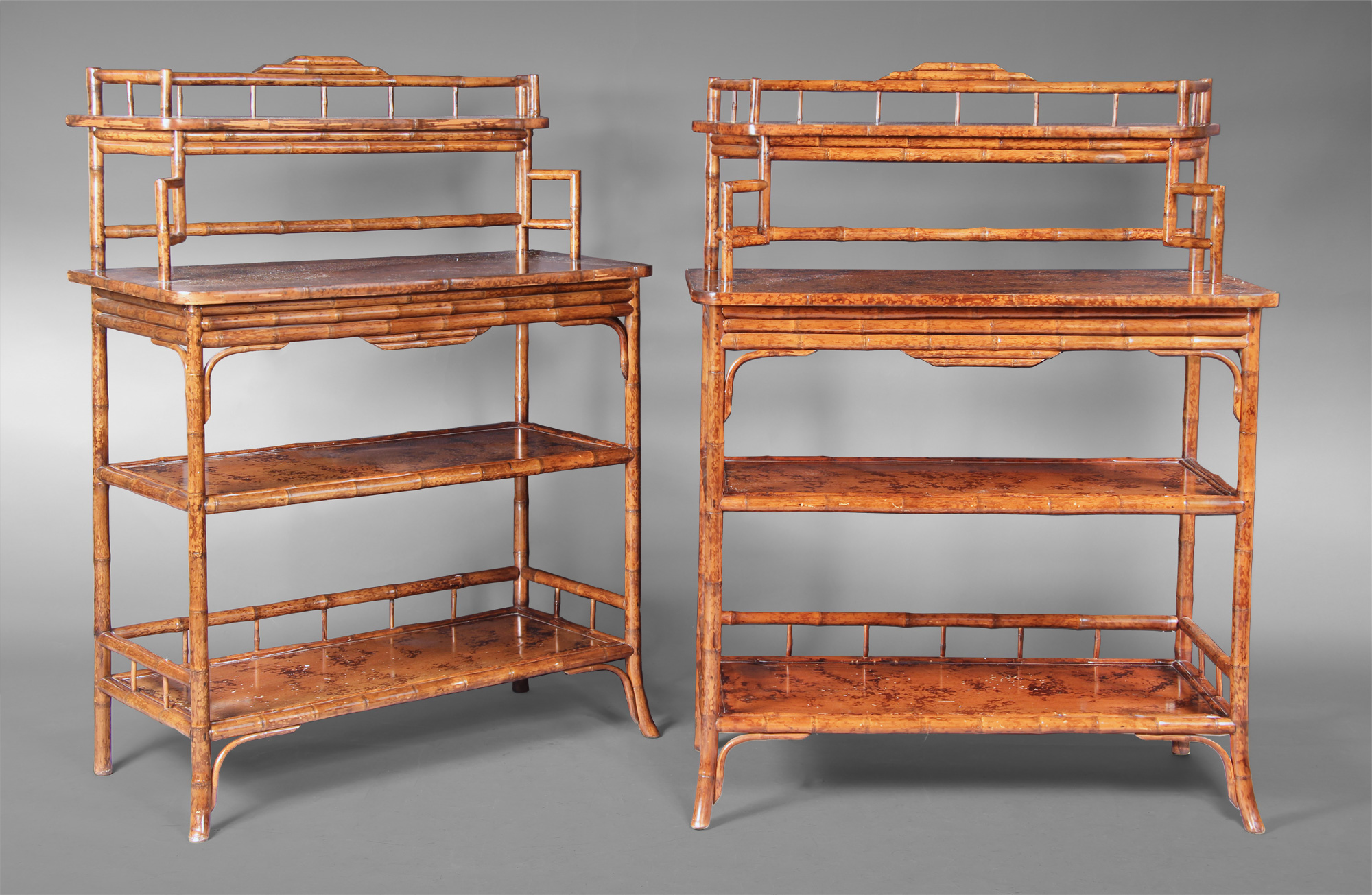 PAR DE MUEBLES REPISA CON ARMAZONES DE CAÑA. PAR DE MUEBLES REPISA CON ARMAZONES DE CAÑA.