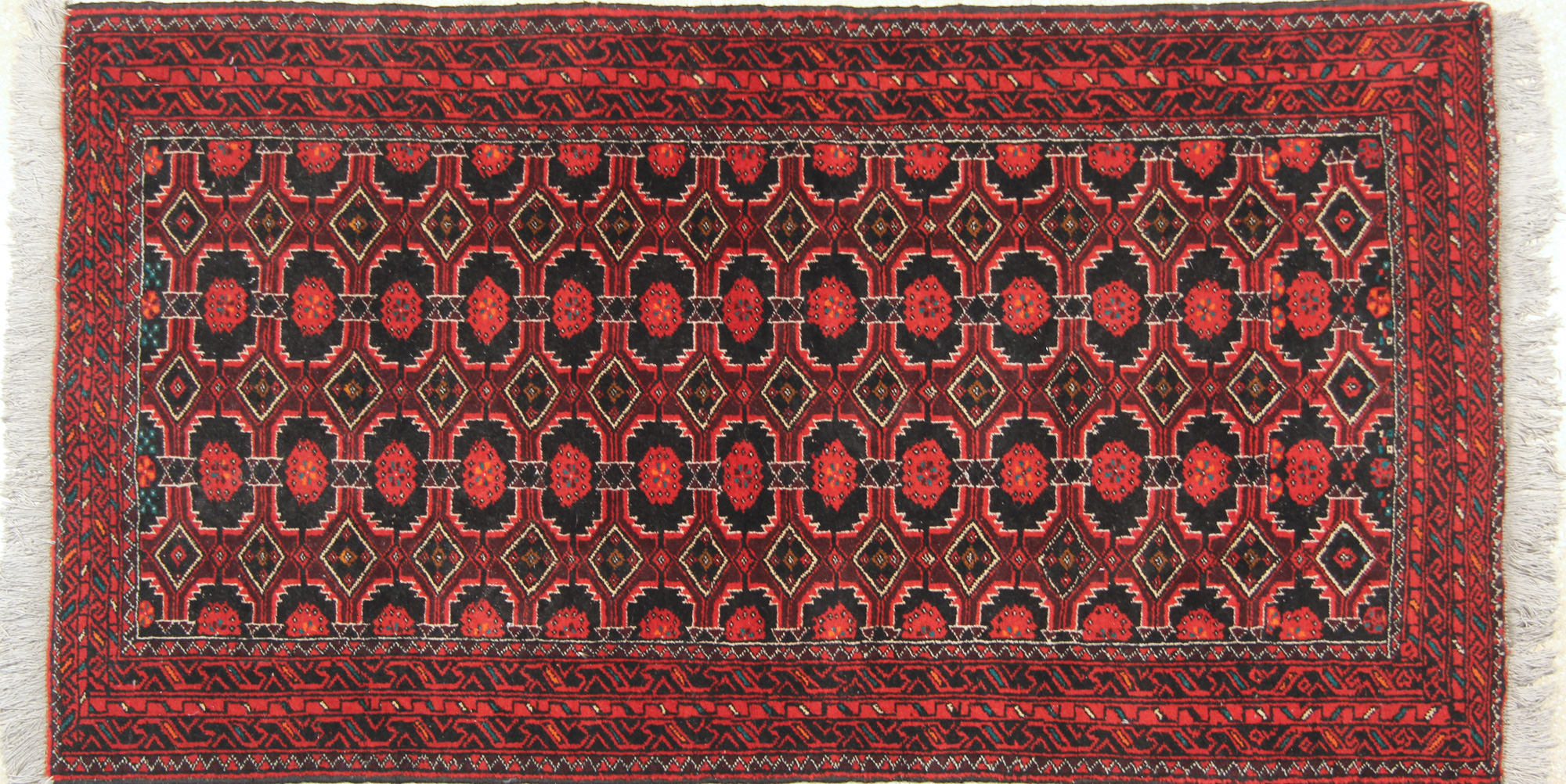  PEQUEÑA ALFOMBRA DE LANA TEJIDA A MANO. 