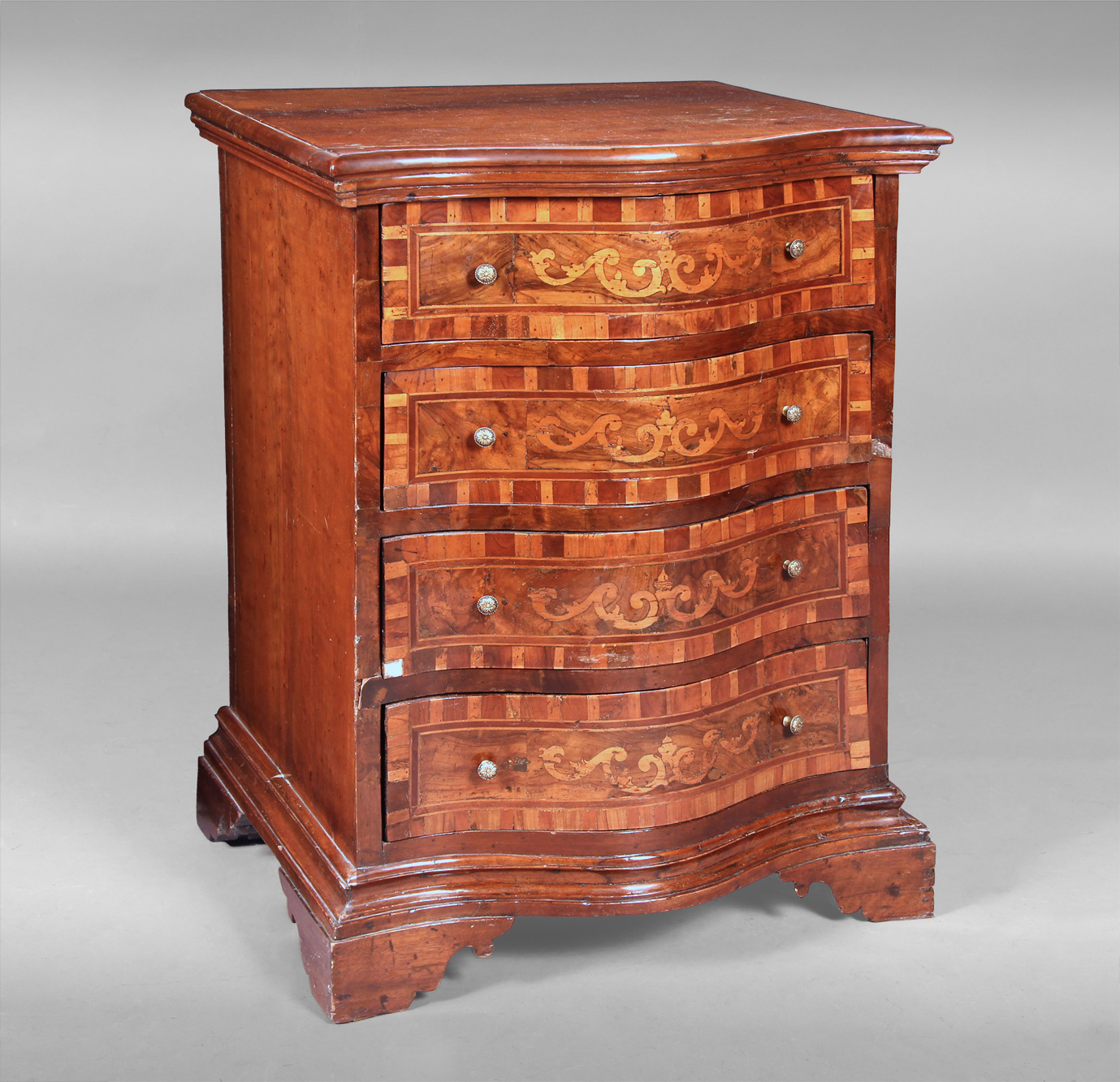 PEQUEÑA COMODA HOLANDESA DEL SIGLO XIX. PEQUEÑA COMODA HOLANDESA DEL SIGLO XIX.