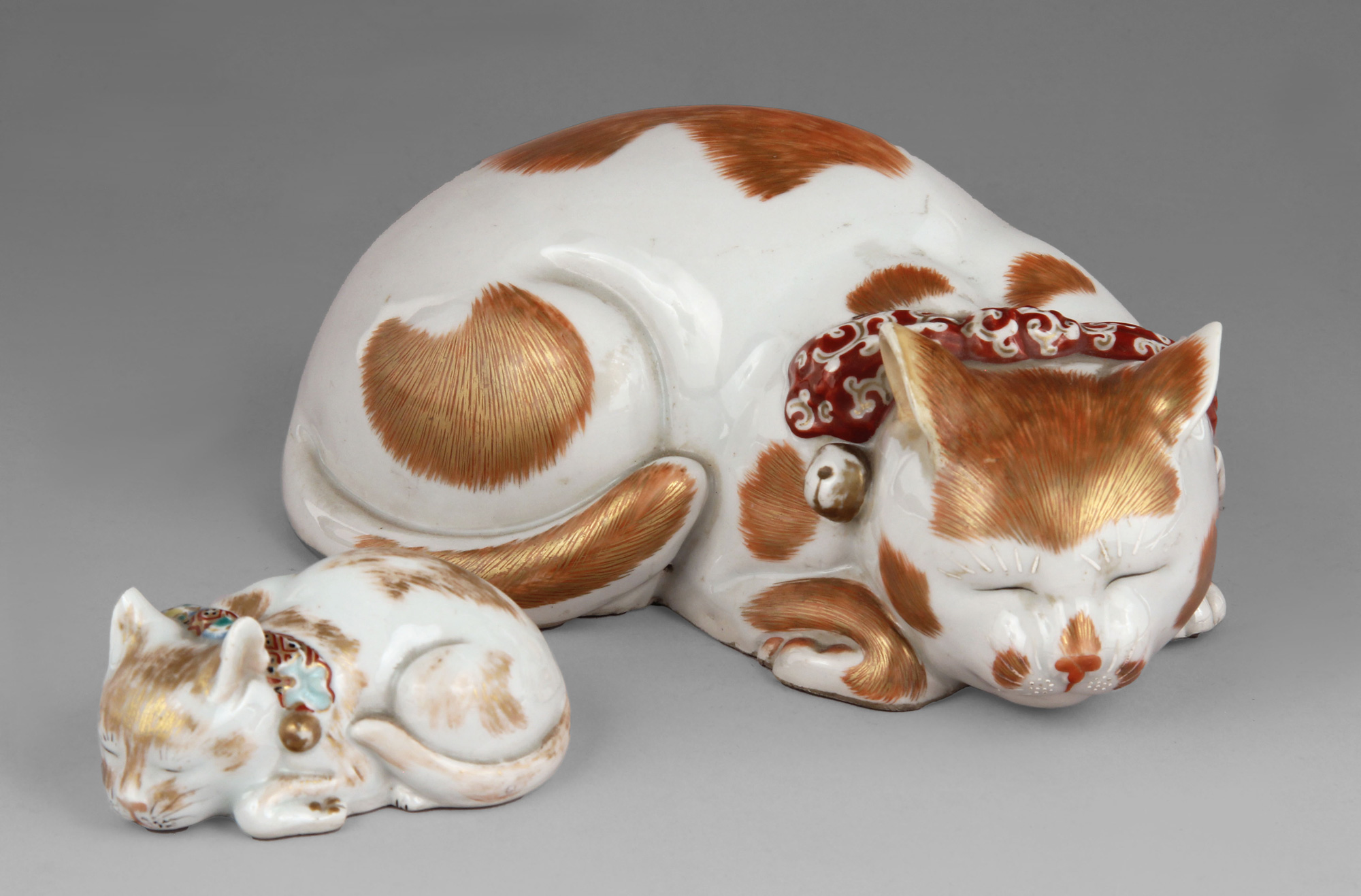 DOS FIGURAS 'GATOS' ORIENTALES DE PORCELANA ESMALTADA. DOS FIGURAS 'GATOS' ORIENTALES DE PORCELANA ESMALTADA.