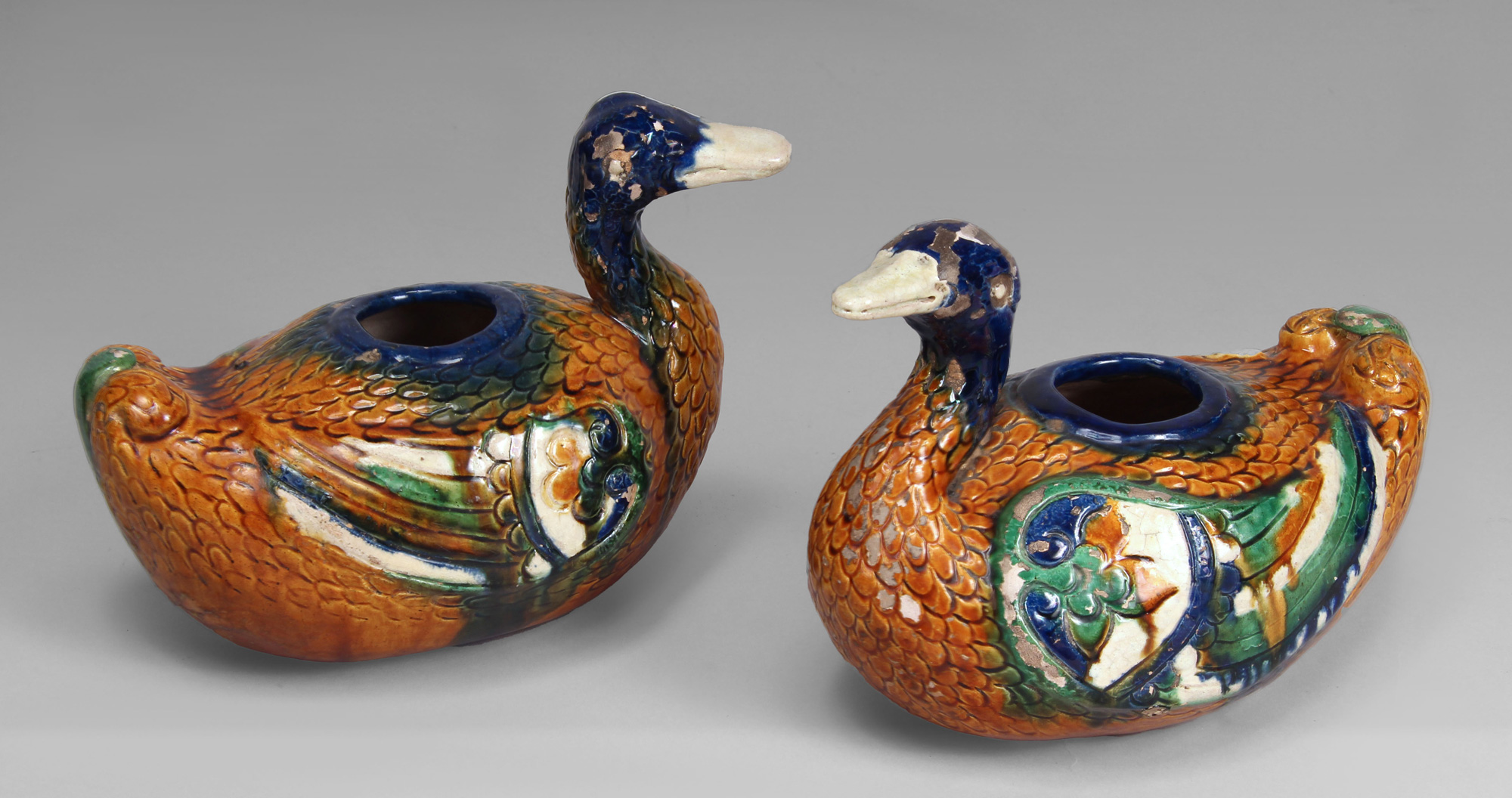 PAR DE FIGURAS 'PATOS' CHINOS DE ALFARERIA ESMALTADA. PAR DE FIGURAS 'PATOS' CHINOS DE ALFARERIA ESMALTADA.