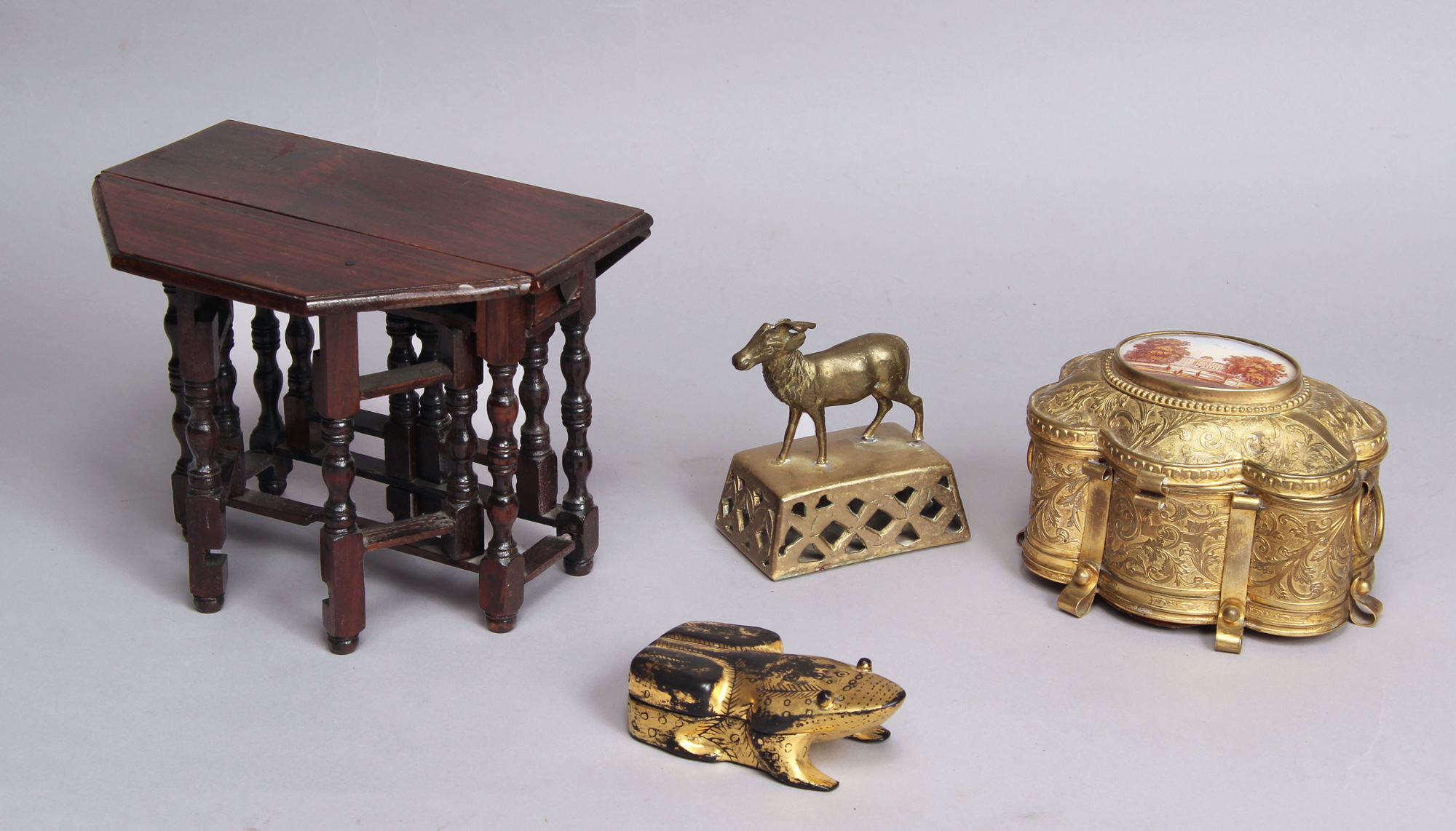 LOTE FORMADO POR CUATRO PIEZAS VARIAS. LOTE FORMADO POR CUATRO PIEZAS VARIAS.