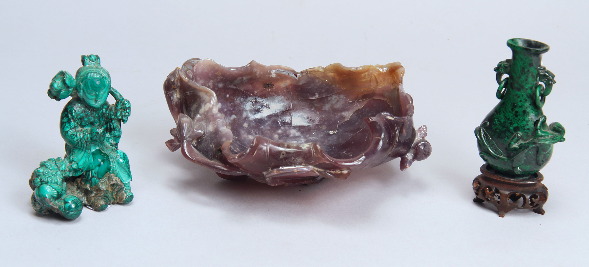 TRES PIEZAS CHINAS DE PIEDRA DURA ESCULPIDA. TRES PIEZAS CHINAS DE PIEDRA DURA ESCULPIDA.