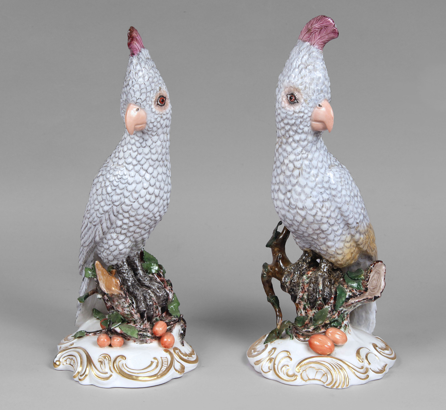 PAR DE 'CACATUAS' DE PORCELANA ALEMANA DE NYMPHENBURG. PAR DE 'CACATUAS' DE PORCELANA ALEMANA DE NYMPHENBURG.