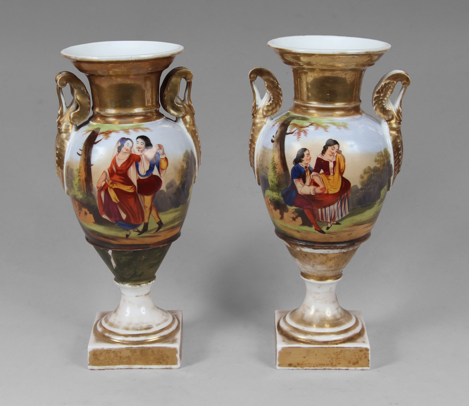 PAR DE ANFORAS DE PORCELANA FRANCESA VIEUX PARIS. PAR DE ANFORAS DE PORCELANA FRANCESA VIEUX PARIS.